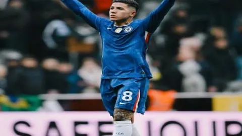 拉菲尼亚头球破门，巴塞罗那1-0险胜瓦伦西亚，托雷斯失点球阿劳霍染红